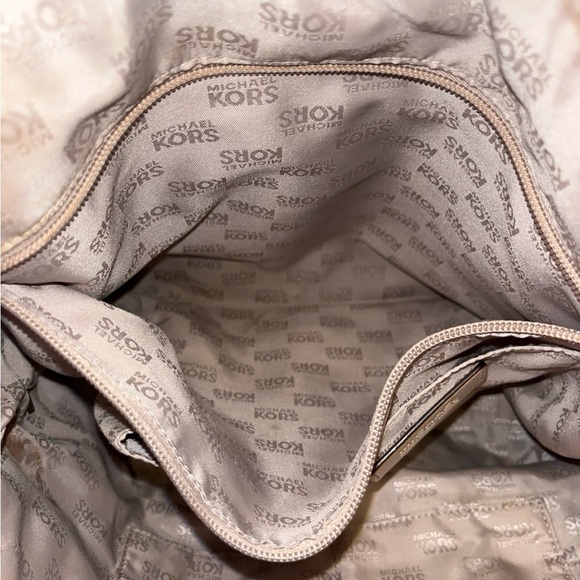 Elegant Cream Michael Kors Leather Tote Bag - Picture 9 of 10